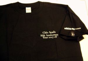 【點數商品】綾戶智繪 Chie Ayado 十週年紀念 黑底白字 T-shirt 一件 （150)示意圖